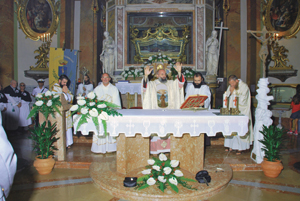 Padre Carmine Ranieri durante la concelebrazione