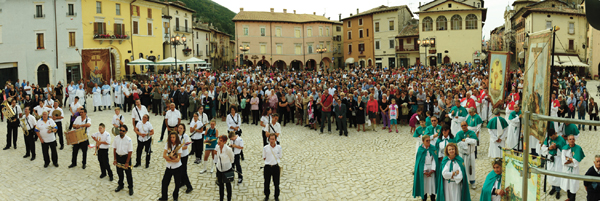 La piazza gremita, le confraternite e la banda per ricevere la Solenne Benedizione
