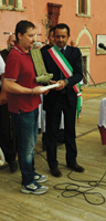 La piazza gremita, le confraternite e la banda per ricevere la Solenne Benedizione